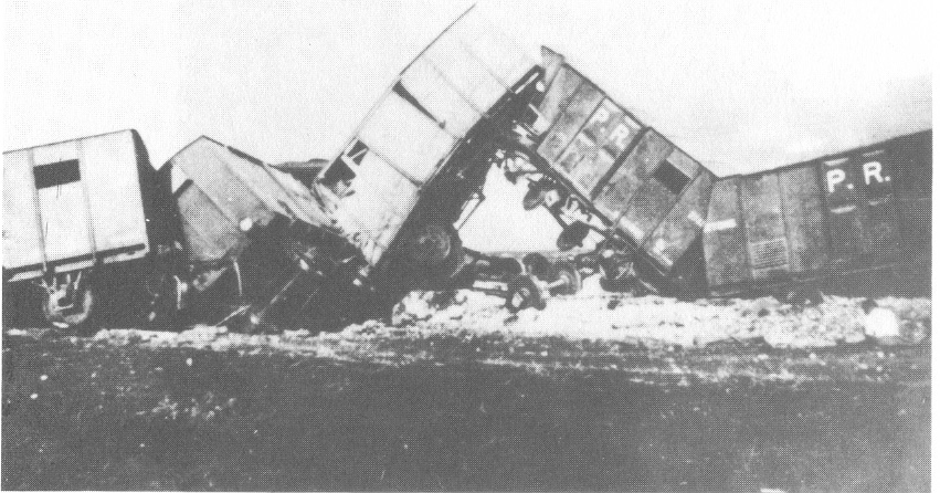 Tren descarrilado por la explosión de una mina colocada por bandas de merodeadores árabes en los rieles 