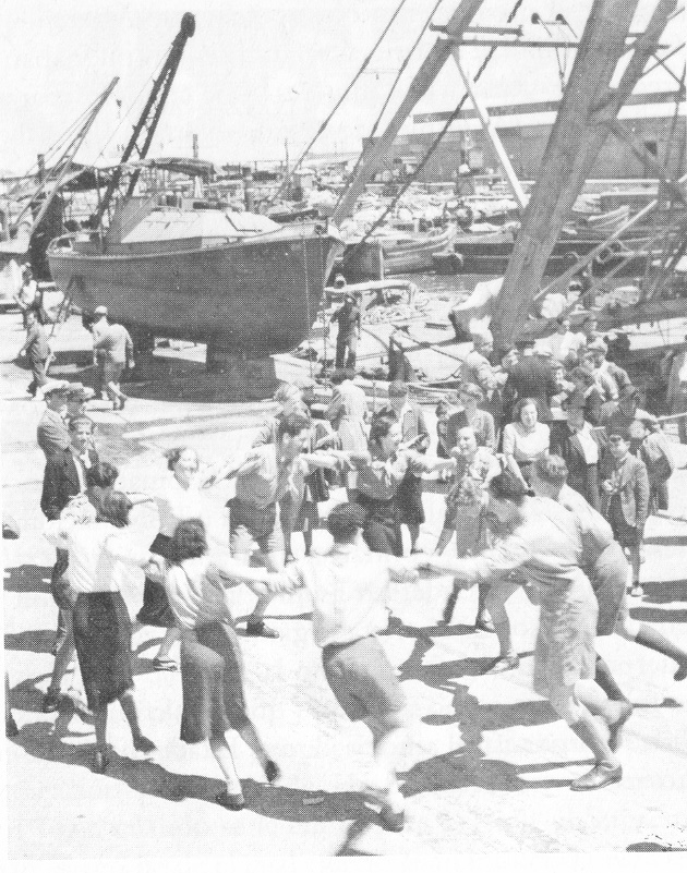 Judíos provenientes de Alemania bailan 