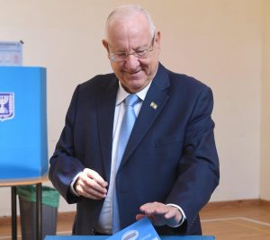Rivlin votando