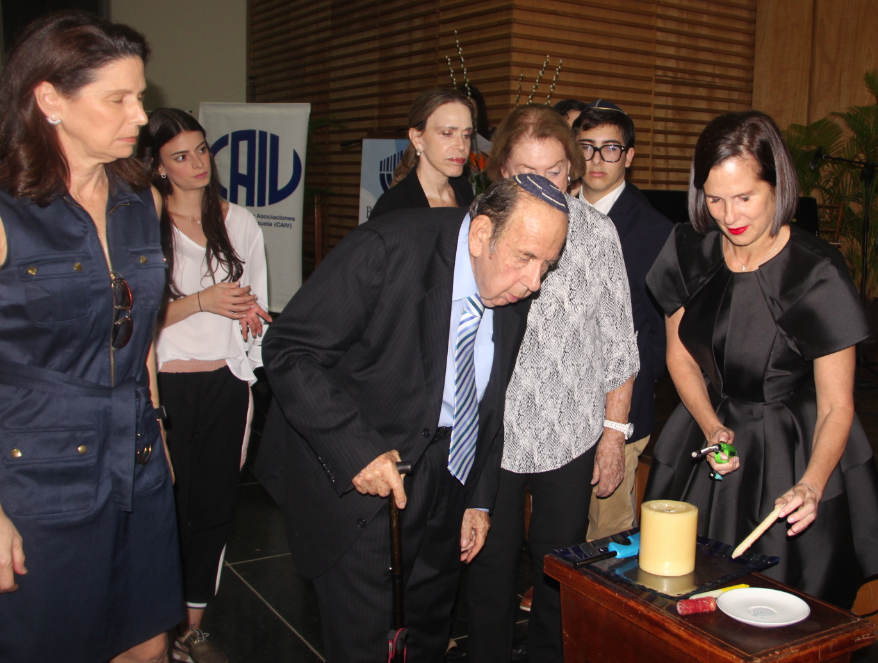 Velón-conmemorativo El Comité Venezolano de Yad Vashem, CAIV y B’nai B’rith conmemoraron el 81 aniversario del pogromo del 9 al 10 de noviembre de 1938 Kristallnacht.