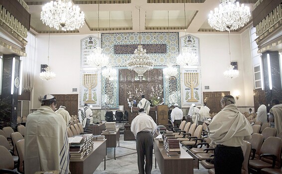 judios en sinagoga de irán