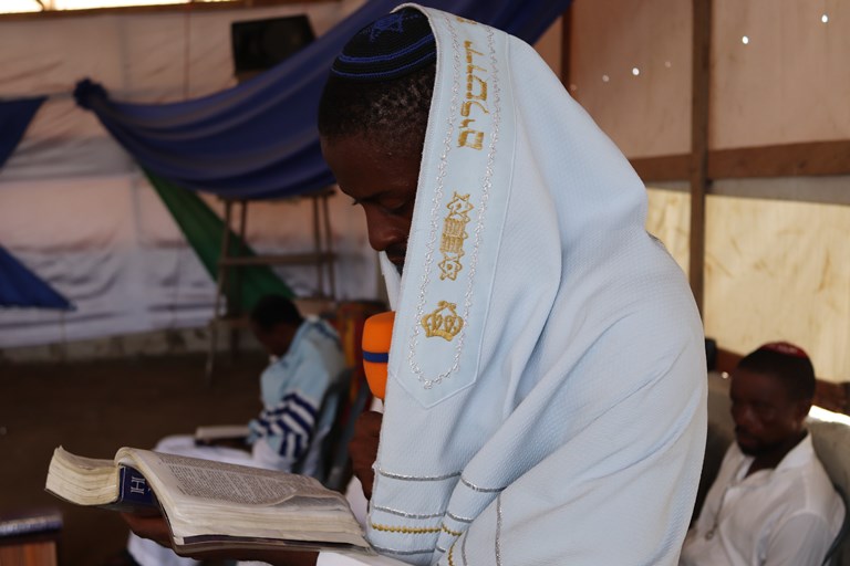 Joven-judío-igbo-rezando nigeria