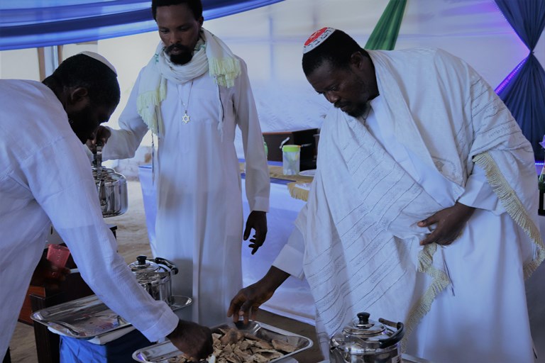 Judíos-igbo-comiendo-matzá nigeria