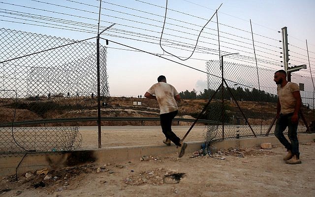 Cerca fronteriza-rota-en-afueras-de-Hebrón-Flash90