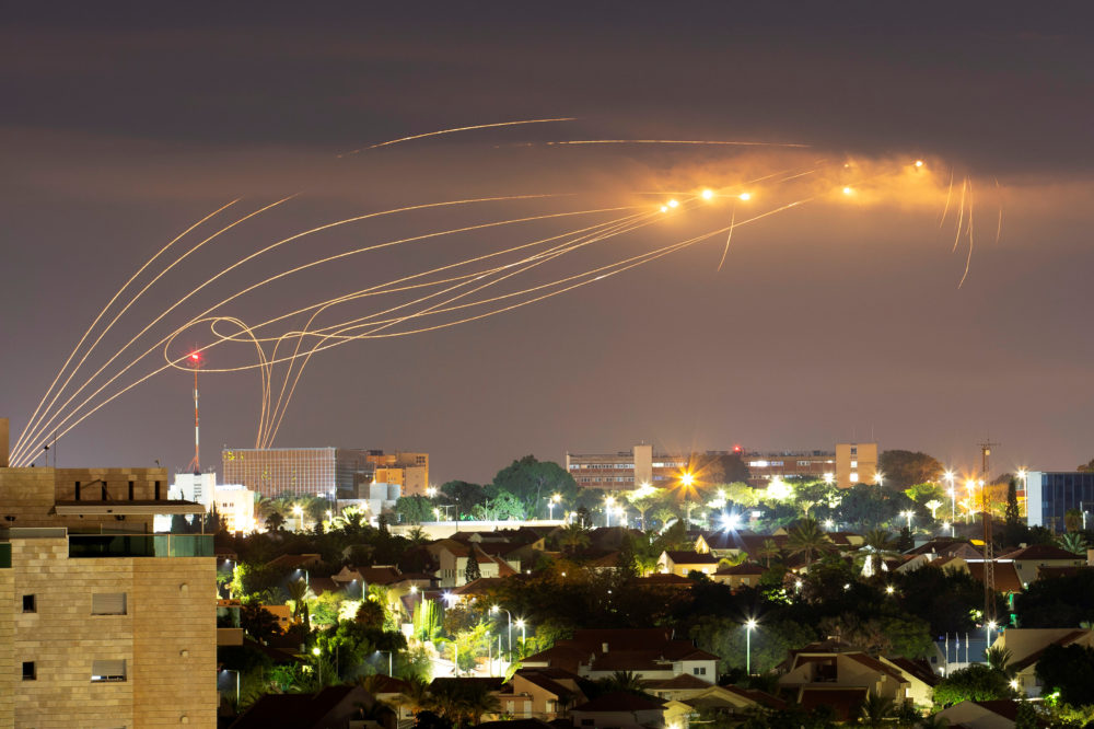 Iron Dome anti-missile system fires interception missiles as rockets are launched from Gaza towards Israel, as seen from the city of Ashkelon cohetes