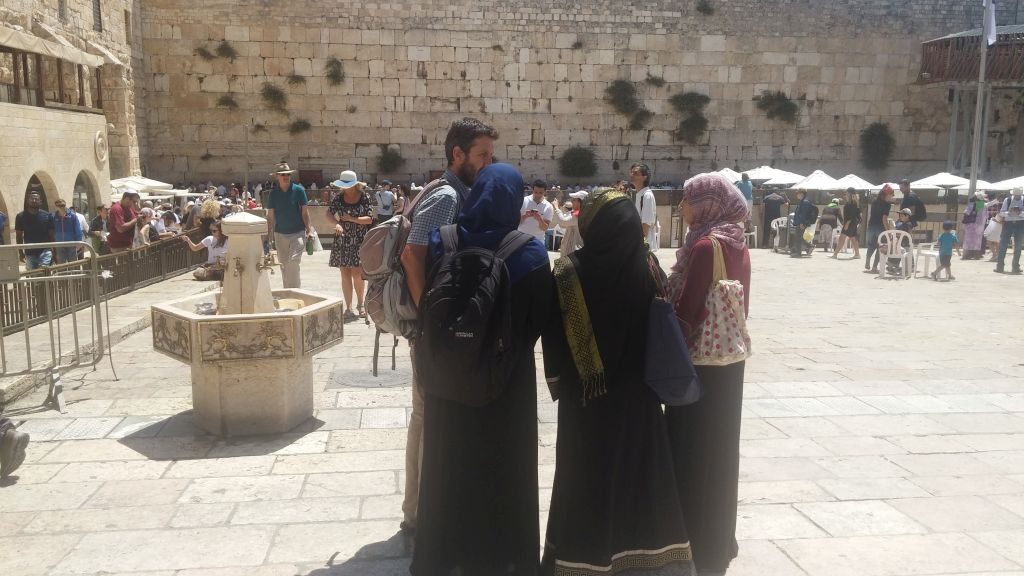 Jóvenes-musulmanas-de-Turquía-EEUU-y-Jordania-visitando-Jerusalén musulmanes