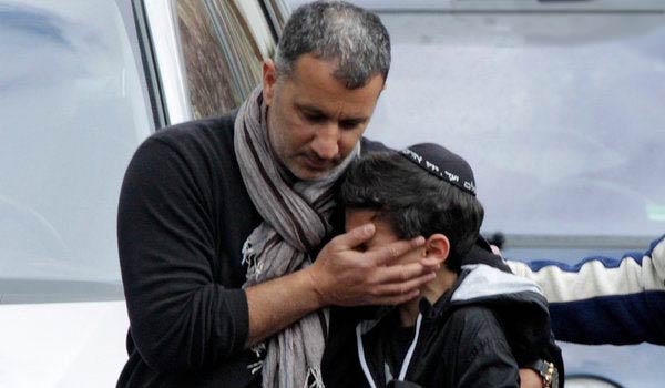 Consolando-niño-en-Francia europa