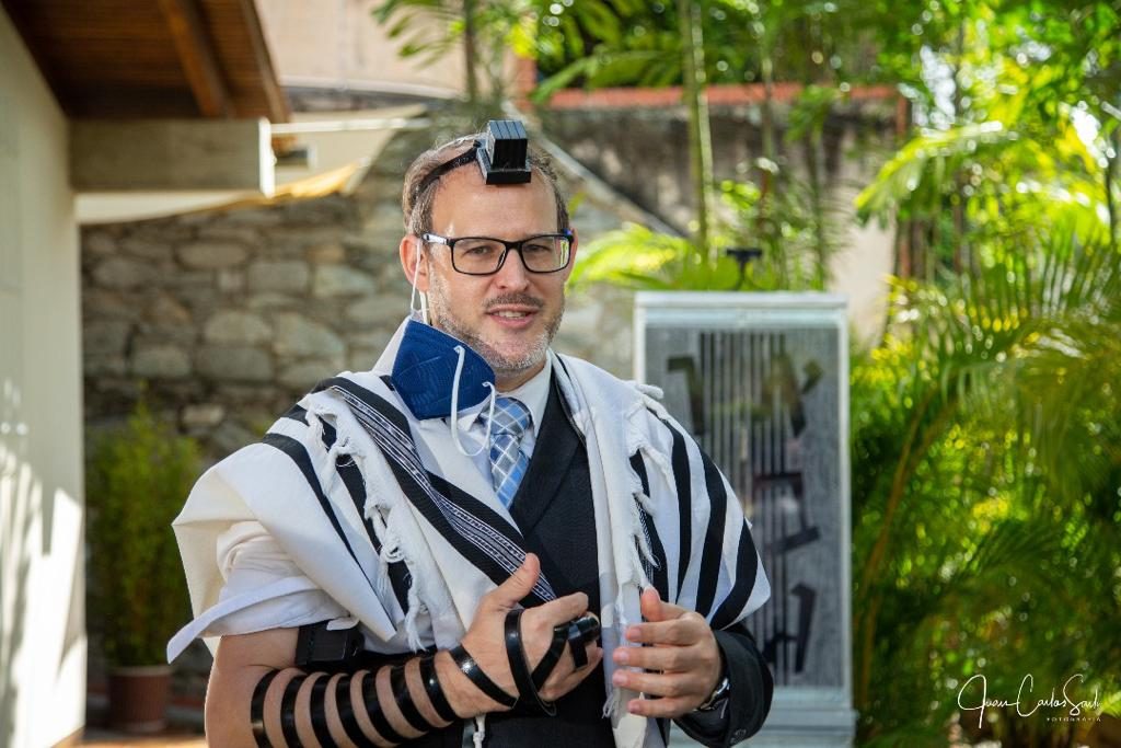 Rabino Eitan-con-talit-y-tefilín