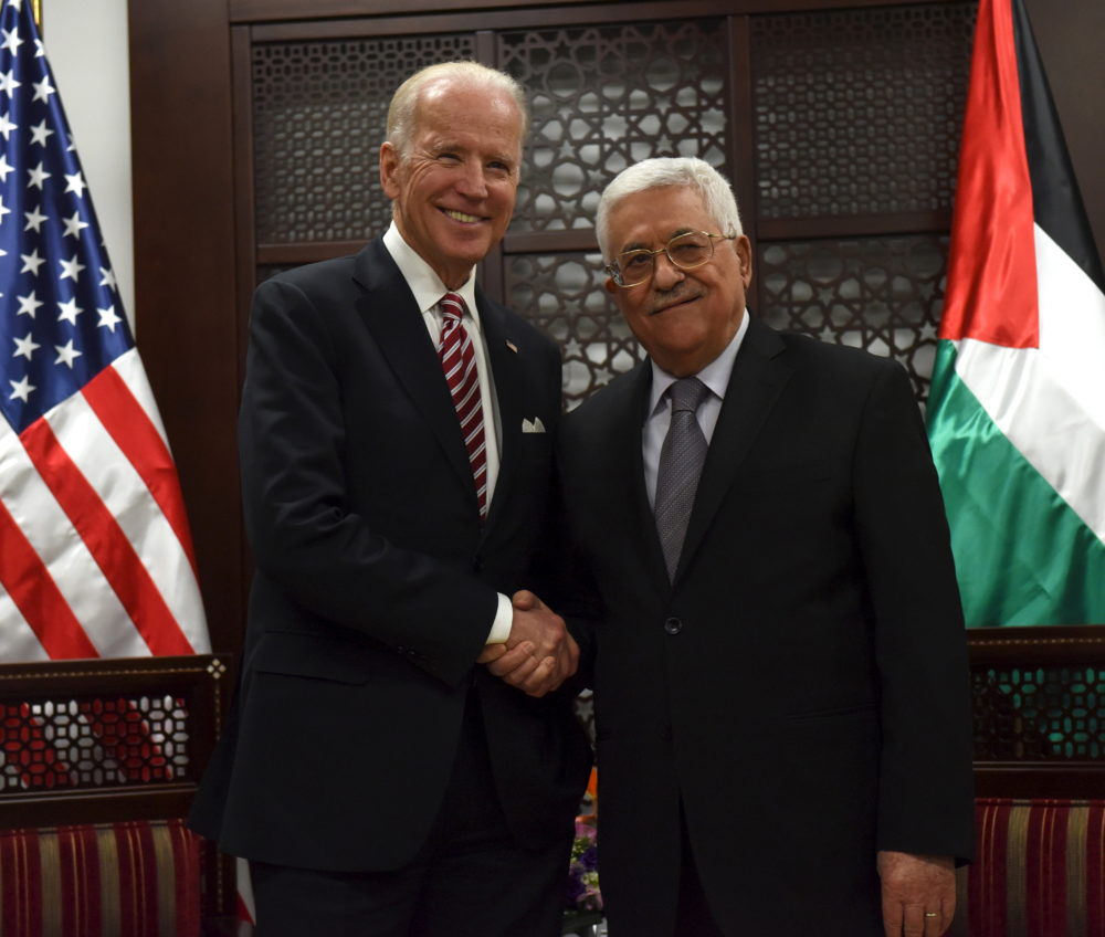 U.S. Vice-President Joe Biden shakes hands with Palestinian President Mahmoud Abbas in the West Bank city of Ramallah palestina