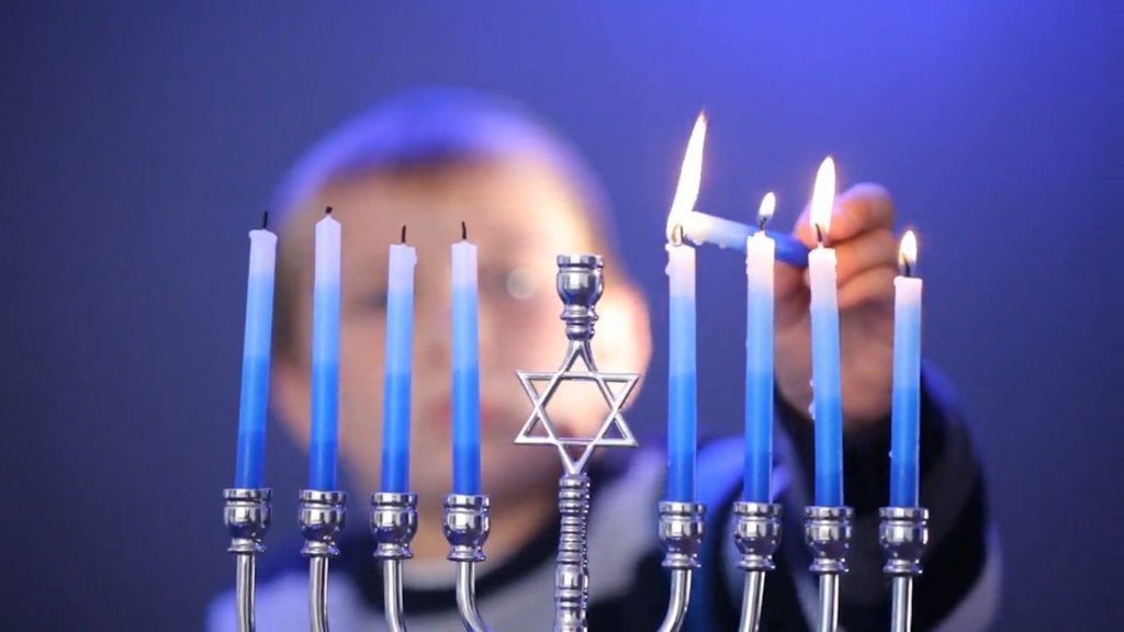 Niño-januquiyá velas