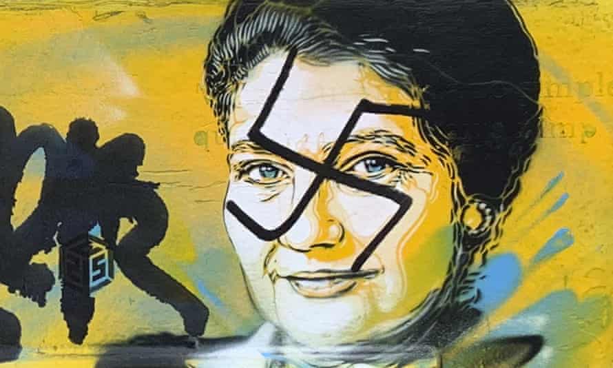 Afiche-Simone-Veil-con-esvástica-The-Guardian incidentes