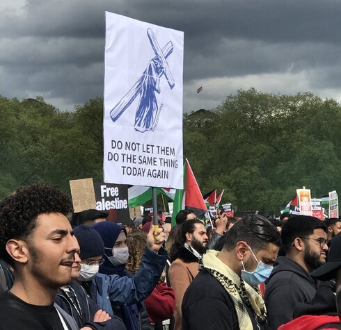 Pancarta-antisemita-en Londres Twitter contra