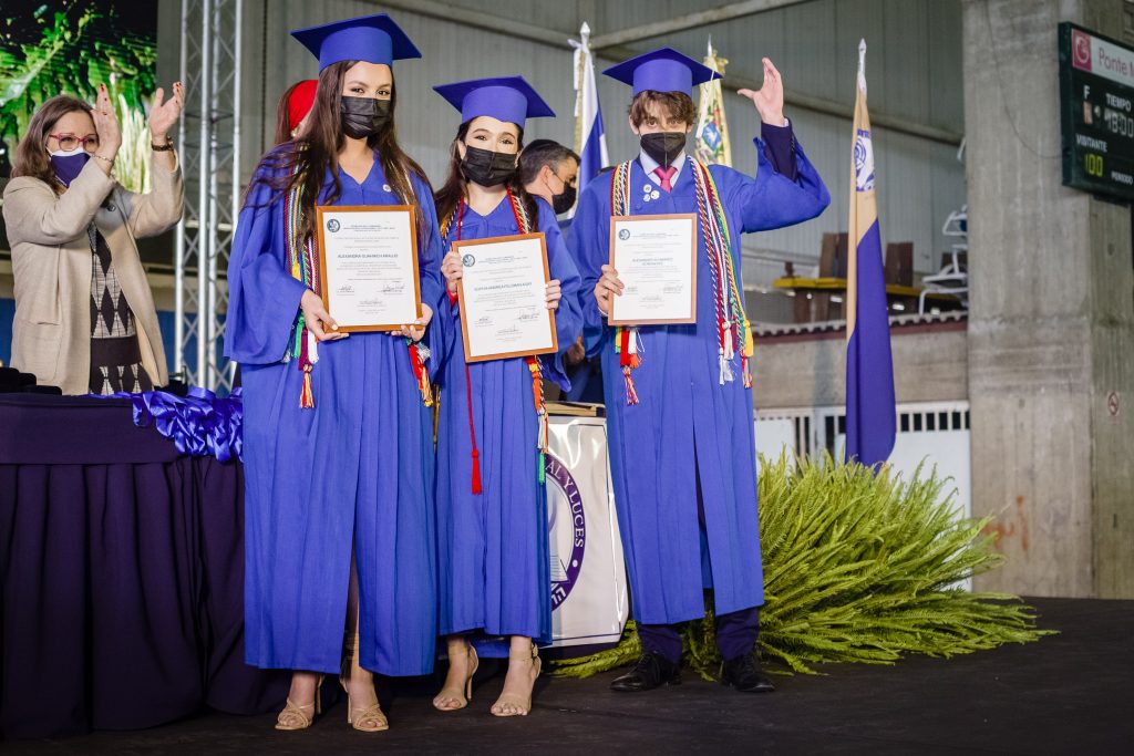 1.-Premio-Fania-Lapscher-recibido-por-Alexandra-Guahnich-Paola-Mattout-y-Alexander-Schwartz graduandos