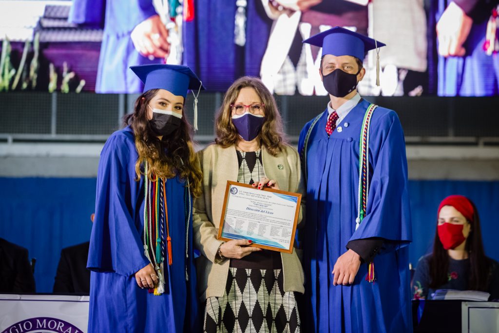 10. Placa entregada a la Dirección del Liceo por Yael Gemer y Thomas Makowski, recibida por Eunice Witschi graduandos