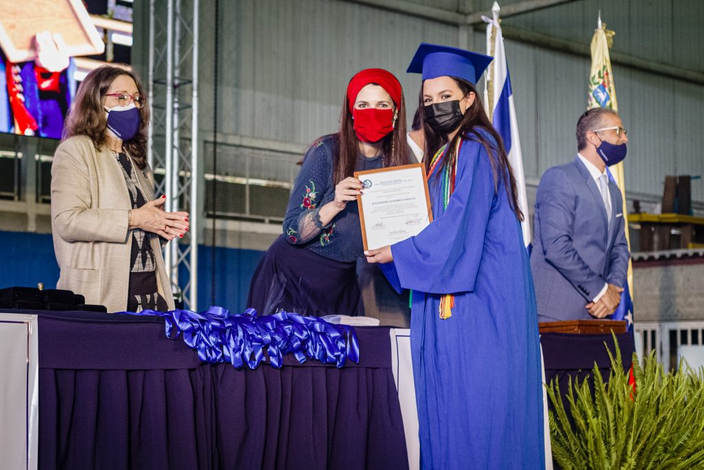 2.-Alumna-con-el-mejor-promedio-durante-los-5-años-Alexandra-Guahnich graduandos