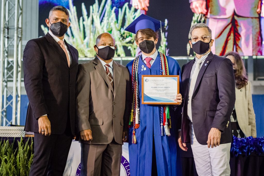 3.-Alexander-Schwartz-recibió-el-premio-al-Alumno-Integral graduandos