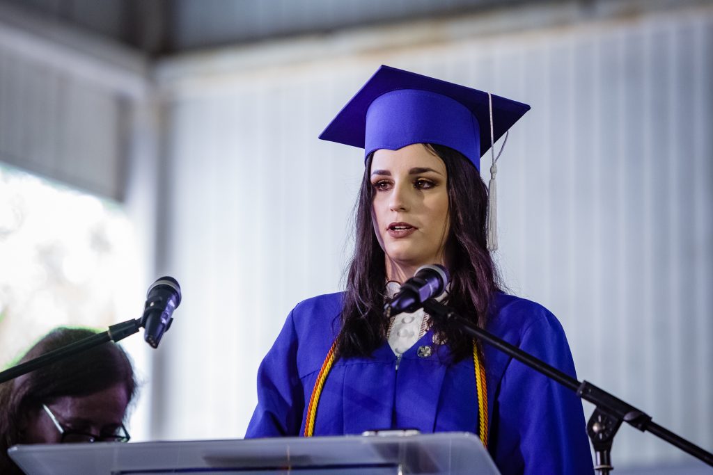 6. Sara Bitchatchi ofrece el discurso en nombre de los graduandos