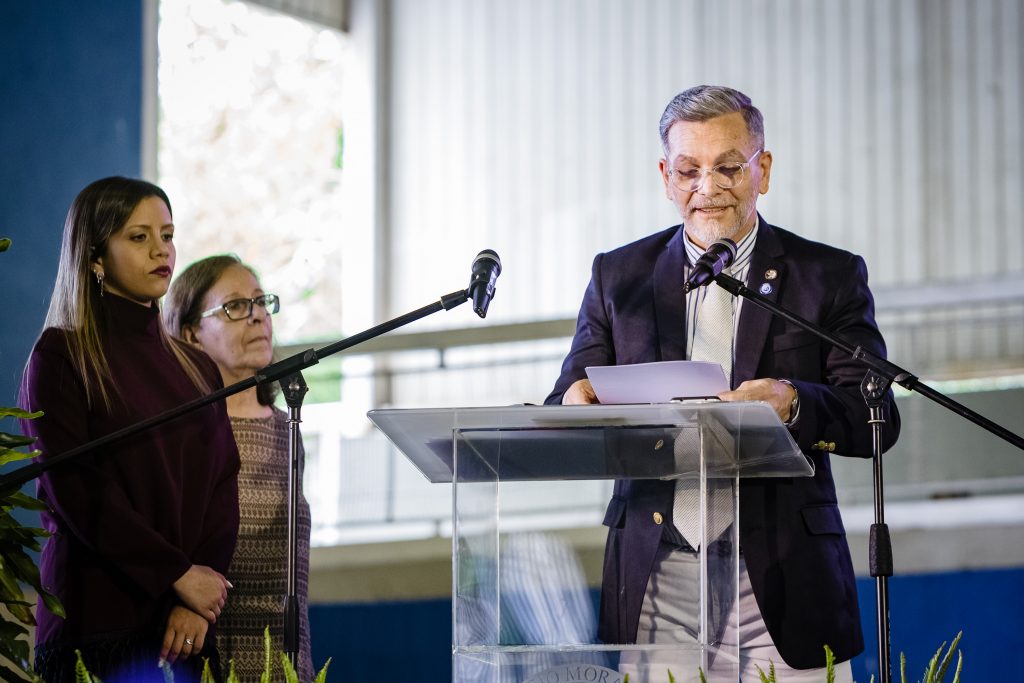 7. El padrino de la promoción, Germán Méndez, se dirige a los graduandos