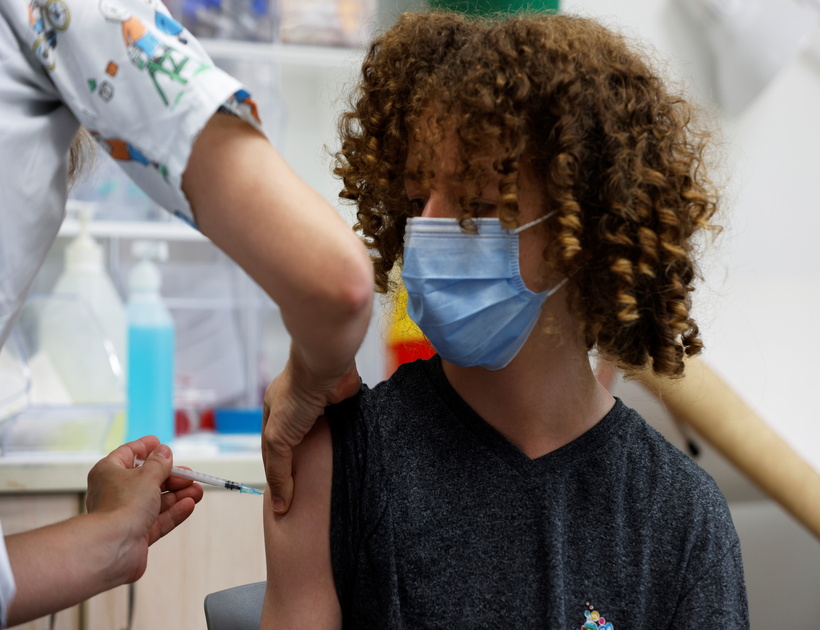 A teenager receives a dose of a vaccine against the coronavirus disease (COVID-19) in Tel Aviv anticuerpos