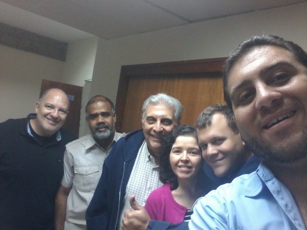 Freddy-Montiel-con-alumnos estudiantes