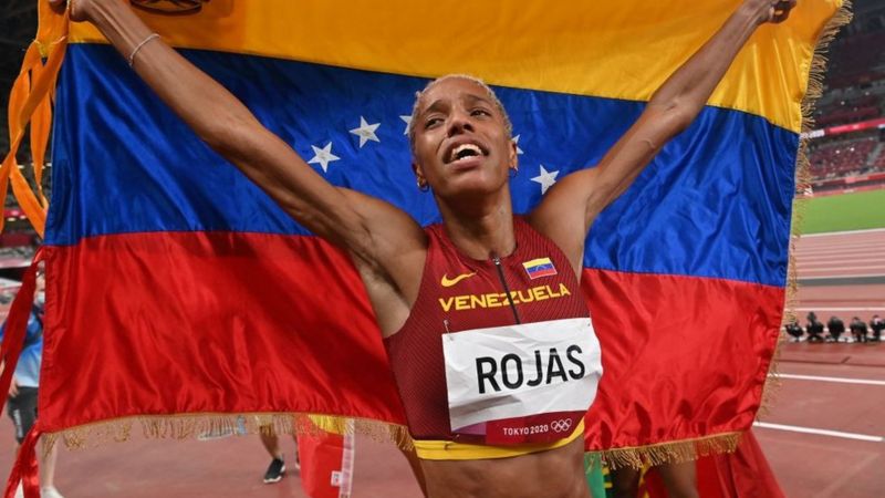 Yulimar-Rojas-con-bandera-Getty medallas