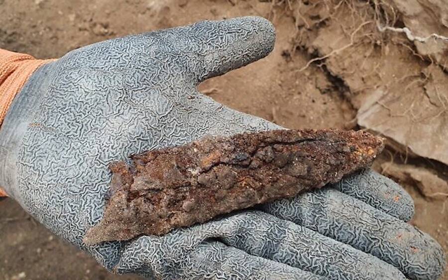 Fragmento-de-arma-de-hierro excavación