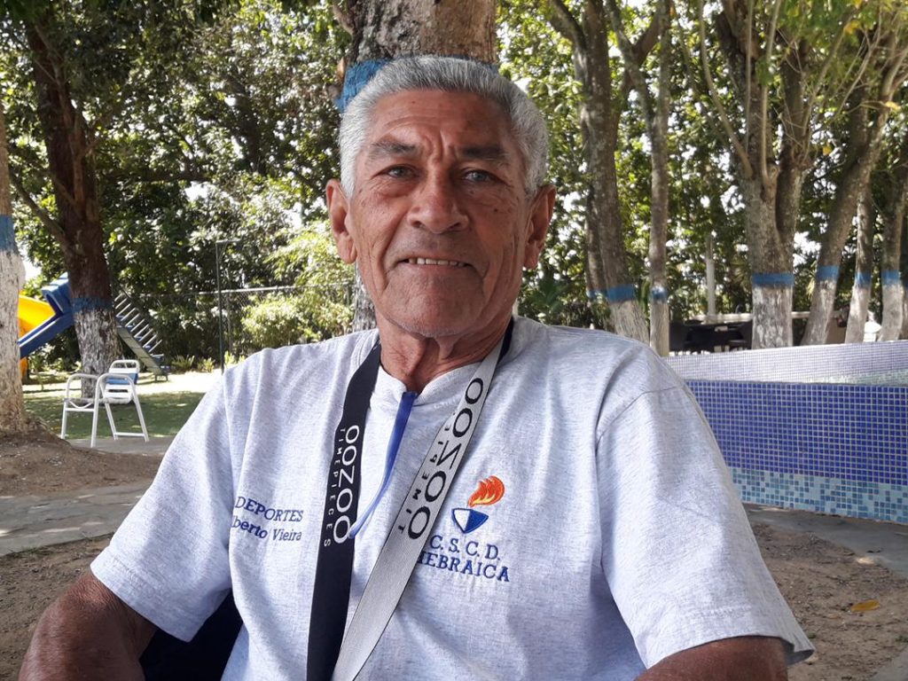 SENTADO-BAJO-SU-ÁRBOL alberto