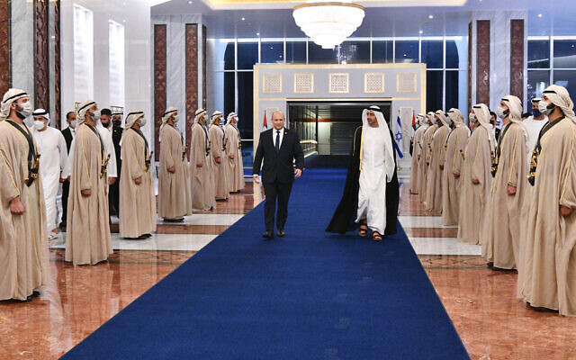 Bennett-y-guardia-de-honor ministro