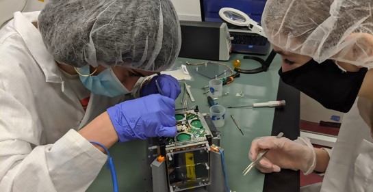 Armando-nanosatélite alumnos