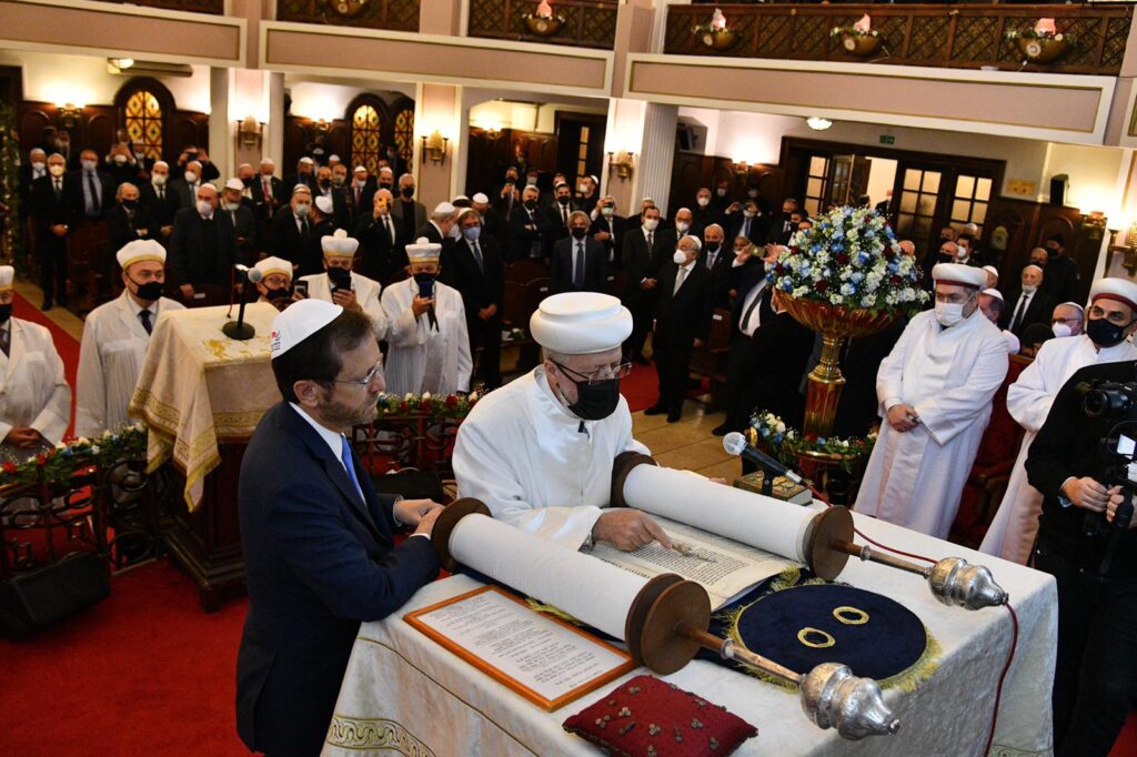 Herzog-en-sinagoga-Nevé-Shalom-Aurora Herzog-con-Erdogan-Oficina-presidencial israel