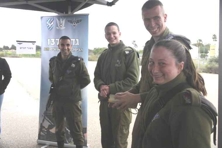 militar Soldados-de-la-unidad-de-la-Cúpula-de-Hierro