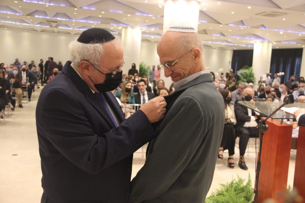 FOTO 4 Botón de Oro Alberto Moryusef presidente