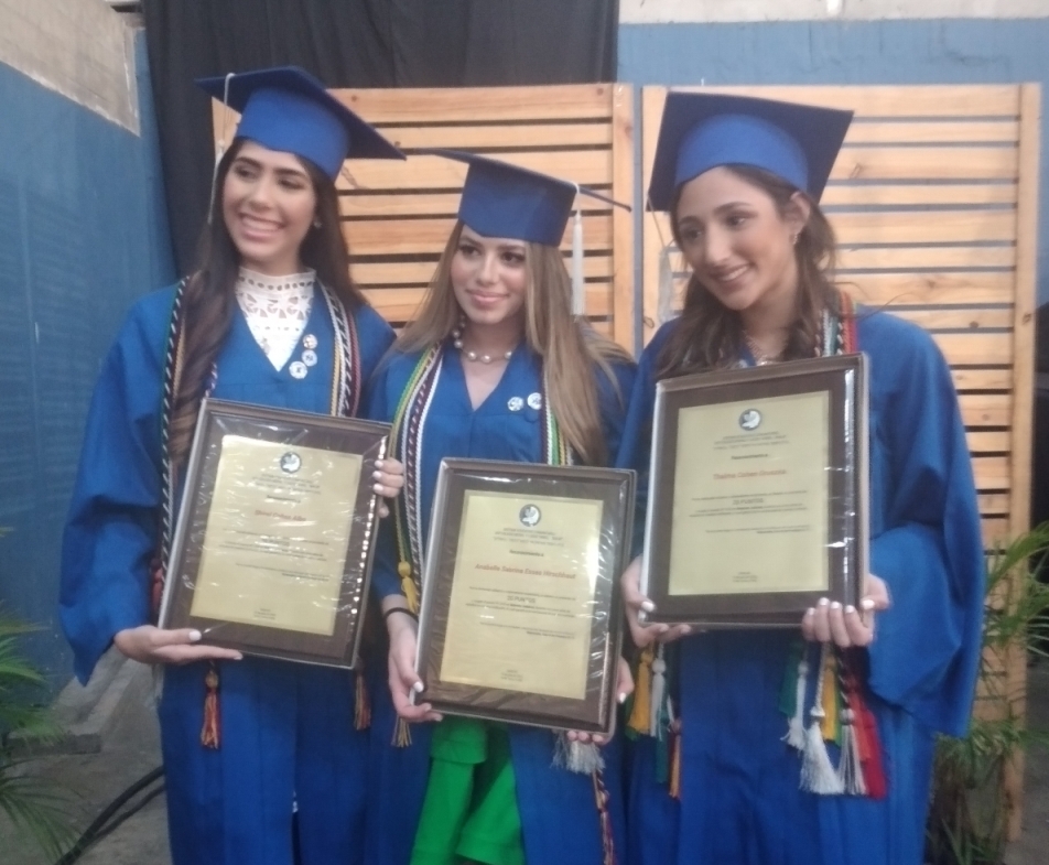 1. Premio mora Fania Lapsher (Shyrel Cohen, Anabelle Esses y Thalma Cohen) promoción