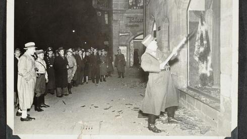 imágenes Kristallnacht-soldados-destruyendo-tiendas